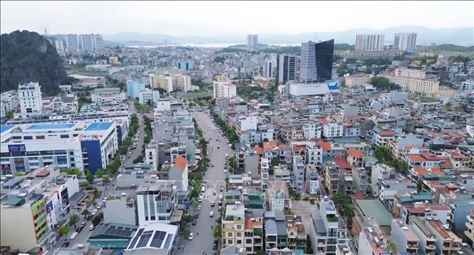 Quá trình đối soát phát hiện nhiều hồ sơ trùng lấn thông tin,  khó khăn cho công tác làm sạch dữ liệu đất đai.  Ảnh: Thanh Vân-TTXVN 