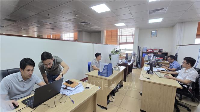 Cán bộ Văn phòng đăng ký đất đai tỉnh Quảng Ninh làm xuyên kỳ nghỉ lễ 30/4-1/5 để đồng bộ dữ liệu đất đai.  Ảnh: Thanh Vân-TTXVN 