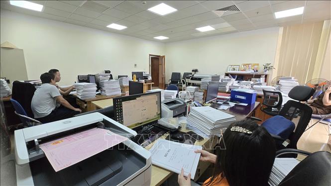 Lượng hồ sơ khủng mà cán bộ Văn phòng đăng ký đất đai phải scan, sắp xếp phục vụ công tác làm sạch dữ liệu đất đai.  Ảnh: Thanh Vân-TTXVN 