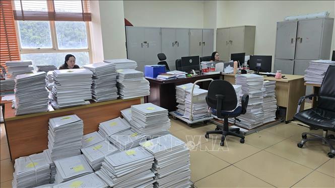 Khối lượng hồ sơ khủng được rà soát, phục vụ cho công tác làm sạch dữ liệu đất đai tỉnh Quảng Ninh.  Ảnh: Thanh Vân-TTXVN 