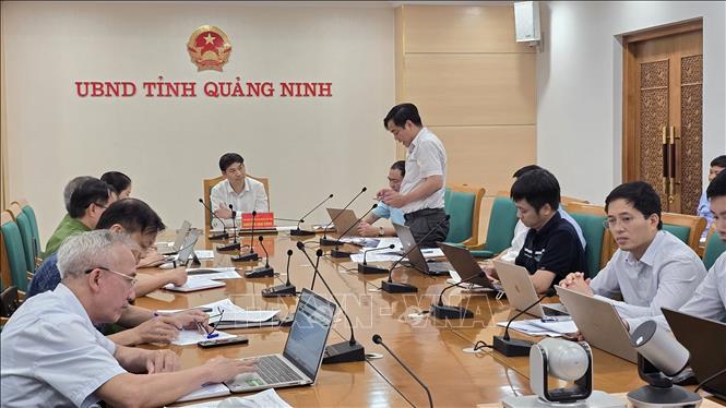 Ông Nguyễn Văn Công,  Phó Chủ tịch UBND tỉnh Quảng Ninh chủ trì các cuộc họp đánh giá tiến độ thực hiện làm sạch dữ liệu đất đai.  Ảnh: Thanh Vân-TTXVN 