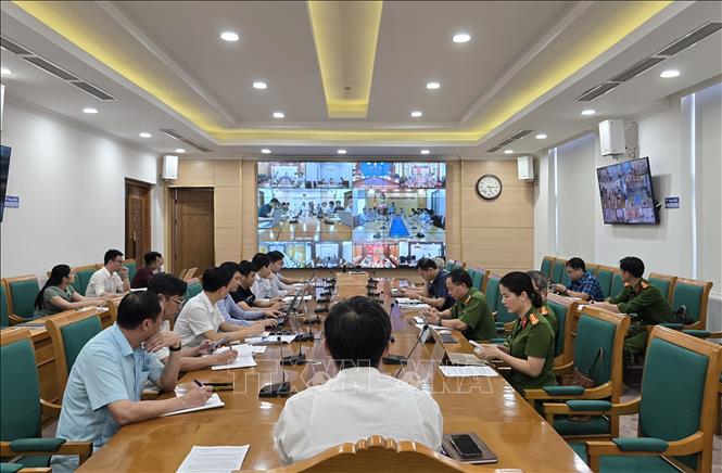 UBND tỉnh họp trực tuyến với 54 xã, phường, đặc khu để chỉ đạo sát sao công tác làm sạch dữ liệu đất đai.  Ảnh: Thanh Vân-TTXVN 