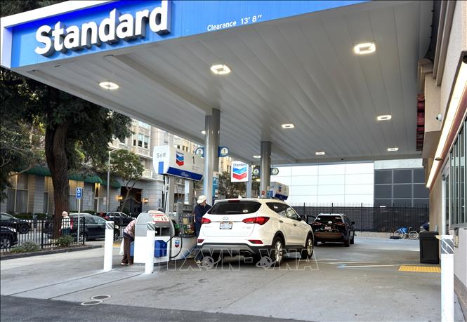 Một trạm bán lẻ dầu xăng tại thành phố San Francisco, một trung tâm văn hóa, thương mại và tài chính ở tiểu bang California của Mỹ. Ảnh: Ngọc Quang – PV TTXVN tại Mỹ
