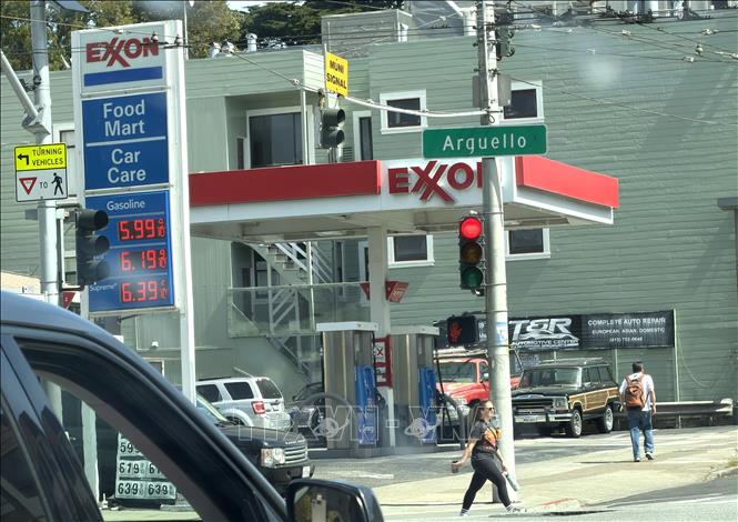 Một trạm bán lẻ dầu xăng tại thành phố San Francisco, một trung tâm văn hóa, thương mại và tài chính ở tiểu bang California của Mỹ. Ảnh: Ngọc Quang – PV TTXVN tại Mỹ