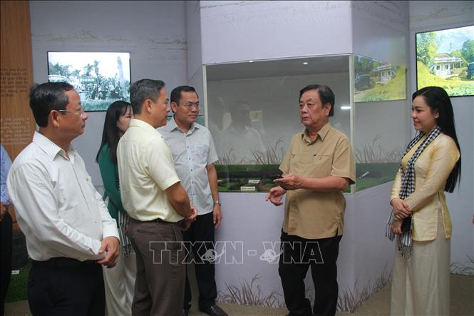 Nguyên Phó Chủ tịch Quốc hội Lê Minh Hoan thăm, khảo sát Bảo tàng Lúa nước tỉnh Cà Mau. Ảnh: Chanh Đa-TTXVN
