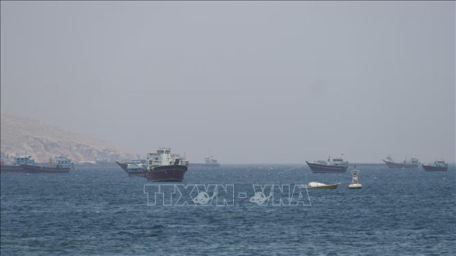 Tàu thuyền di chuyển trên eo biển Hormuz, ngoài khơi tỉnh Musandam, Oman, ngày 22/4/2026. Ảnh: Reuters/TTXVN