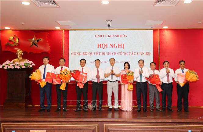 Lãnh đạo tỉnh Khánh Hòa trao quyết định và tặng hoa chúc mừng các cán bộ được điều động, chỉ định, bổ nhiệm chức vụ mới. Ảnh Đặng Tuấn-TTXVN 