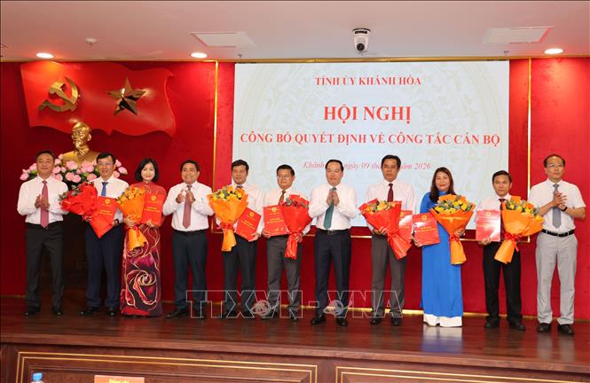 Lãnh đạo tỉnh Khánh Hòa trao quyết định và tặng hoa chúc mừng các cán bộ được điều động, chỉ định, bổ nhiệm chức vụ mới. Ảnh: Đặng Tuấn - TTXVN 