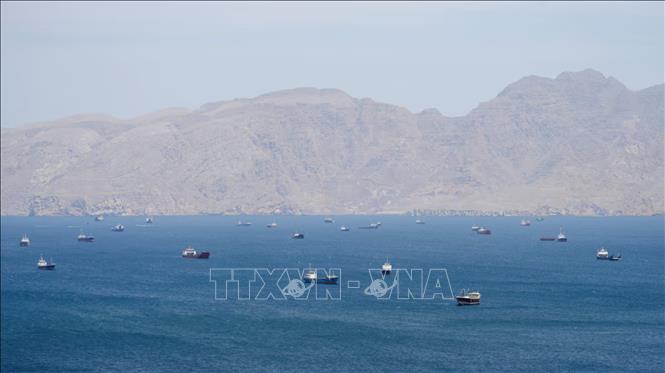 Tàu thuyền di chuyển trên eo biển Hormuz, ngoài khơi tỉnh Musandam, Oman, ngày 27/4/2026. Ảnh: Reuters/TTXVN