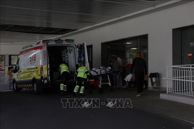 Chuyển bệnh nhân nghi nhiễm virus Hanta tới bệnh viện Trường đại học Sant Joan ở Alicante, Tây Ban Nha ngày 8/5/2026. Ảnh: Anadolu Agency/TTXVN