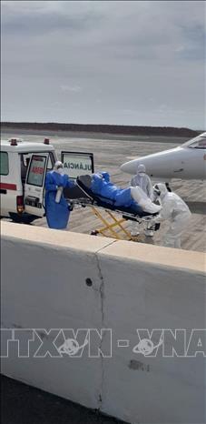 Chuyển bệnh nhân nghi nhiễm virus Hanta từ trên tàu du lịch MV Hondius neo ngoài khơi Praia, Cabo Verde, ngày 6/5/2026. Ảnh: Anadolu Agency/TTXVN