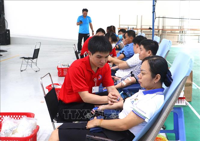 Các tình nguyện viên tham gia hiến máu. Ảnh: Lê Thúy Hằng – TTXVN
