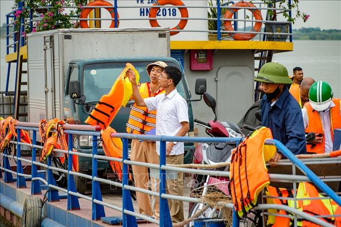 Hoạt động vận tải hành khách tại bến đò Thọ An được giám sát chặt chẽ nhằm bảo đảm an toàn cho người dân. Ảnh: Trung Nguyên - TTXVN