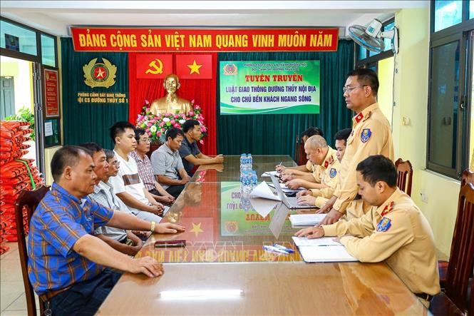 Đội Cảnh sát đường thủy số 1 thường xuyên định kỳ tổ chức hội nghị tuyên truyền công tác bảo đảm an toàn vận tải hành khách đối với các chủ bến đò. Ảnh: Trung Nguyên - TTXVN