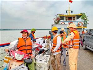Tăng cường kiểm soát bến khách ngang sông Hồng