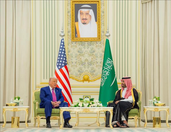 Thái tử Saudi Arabia Mohammed bin Salman (phải) trong cuộc gặp Tổng thống Mỹ Donald Trump đang ở thăm Riyadh, ngày 13/5/2025. Ảnh: THX/TTXVN
