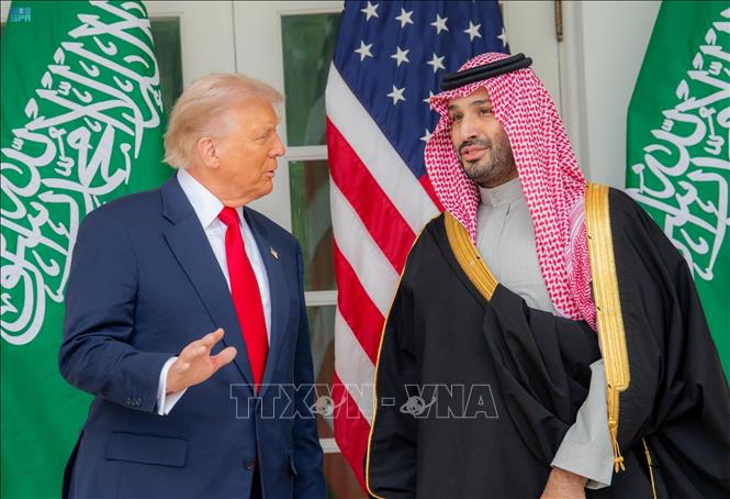 Thái tử Saudi Arabia Mohammed bin Salman (phải) trong cuộc gặp Tổng thống Mỹ Donald Trump tại Washington DC., ngày 18/11/2025. SPA/TTXVN