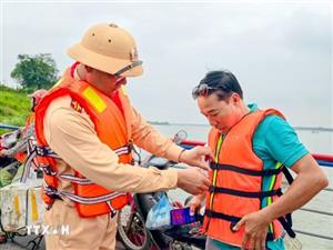 Áo phao thành “vé thông hành” tại bến khách ngang sông