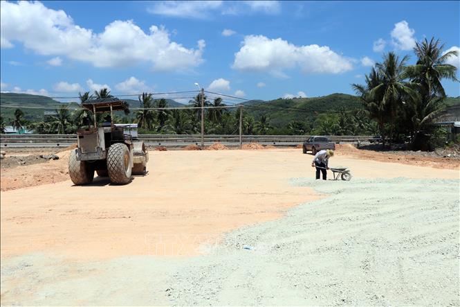 Hiện trường thi công tại điểm đấu nối với quốc lộ 1A. Ảnh: Cao Nguyên-TTXVN
