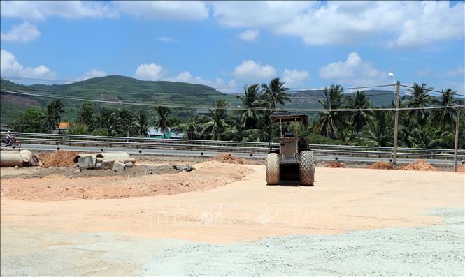 Hiện trường thi công tại điểm đấu nối với quốc lộ 1A. Ảnh: Cao Nguyên-TTXVN
