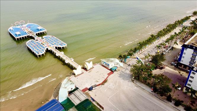 Bãi biển Hải Tiến đã cơ bản sạch đẹp, thông thoáng trở lại, sẵn sàng đón du khách về tham quan, nghỉ dưỡng trong mùa du lịch hè 2026. Ảnh: Khiếu Tư - TTXVN