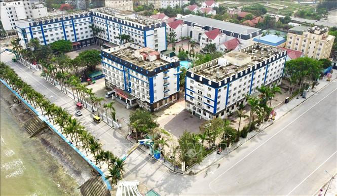 Nhiều khách sạn, nhà hàng, cơ sở lưu trú đã hoàn thiện việc chỉnh trang cơ sở vật chất, nâng cấp dịch vụ để phục vụ du khách dịp cao điểm hè 2026. Ảnh: Khiếu Tư - TTXVN