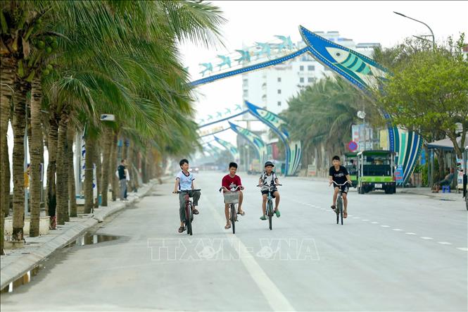 Tuyến đường dọc biển Hải Tiến đã được chỉnh trang, dọn dẹp sạch sẽ. Ảnh: Khiếu Tư - TTXVN