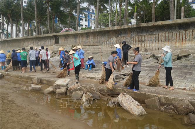 Đến nay công tác dọn dẹp cơ bản hoàn thành, trả lại bãi cát sạch đẹp và an toàn cho du khách, tuy nhiên, địa phương vẫn cho công nhân môi trường tiếp tục thu gom thêm vì xác định công tác môi trường là nhiệm vụ trọng tâm trong phát triển du lịch bền vững. Ảnh: Khiếu Tư - TTXVN