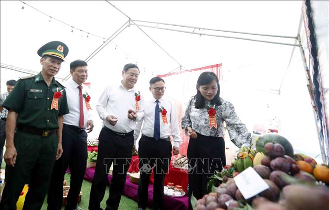 Đại biểu tham quan gian trưng bày sản phẩm nông sản đặc trưng của các bản thuộc xã Lóng Phiêng tại Ngày hội. Ảnh: Quang Quyết - TTXVN