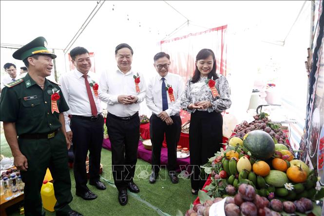 Đại biểu tham quan gian trưng bày sản phẩm nông sản đặc trưng của các bản thuộc xã Lóng Phiêng tại Ngày hội. Ảnh: Quang Quyết - TTXVN