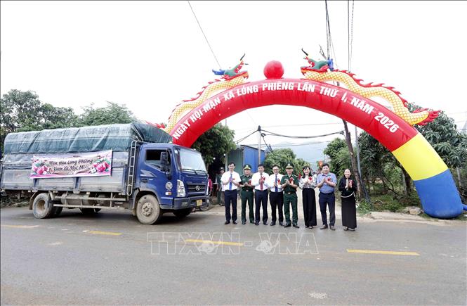 Nghi thức khởi hành đưa mận hậu đi tiêu thụ. Ảnh: Quang Quyết - TTXVN
