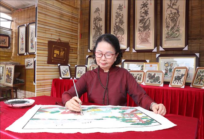Meritorious Artisan Nguyen Thi Oanh creates Dong Ho folk painting. Photo: Thanh Thuong – VNA