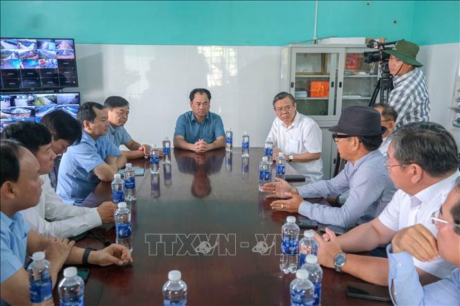 Bộ trưởng Bộ Nông nghiệp và Môi trường Trịnh Việt Hùng khảo sát, làm việc với Công ty Cổ phần Thủy sản sạch Việt Nam (xã Trần Đề, thành phố Cần Thơ). Ảnh: Thanh Liêm - TTXVN