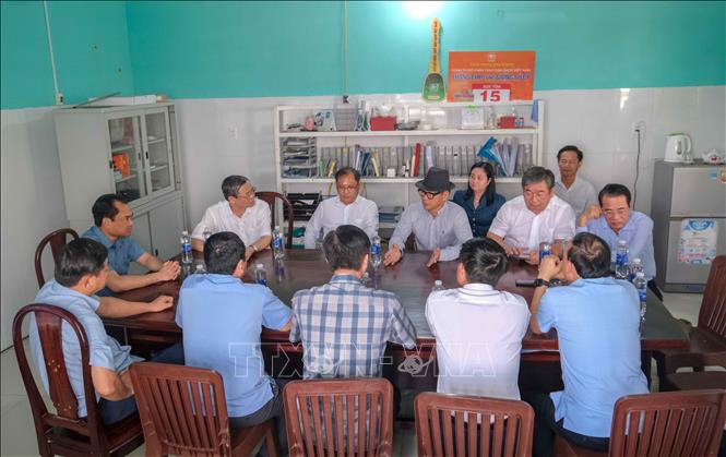 Bộ trưởng Bộ Nông nghiệp và Môi trường Trịnh Việt Hùng khảo sát, làm việc với Công ty Cổ phần Thủy sản sạch Việt Nam (xã Trần Đề, thành phố Cần Thơ), đơn vị sở hữu 280 ha nuôi tôm công nghiệp. Ảnh: Thanh Liêm - TTXVN