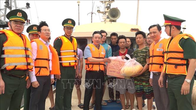 Phó Chủ tịch UBND thành phố Hải Phòng Trần Văn Quân, tặng quà cho ngư dân nước ngoài bị nạn đang neo đậu tại âu cảng Bạch Long Vĩ. Ảnh: TTXVN phát.
