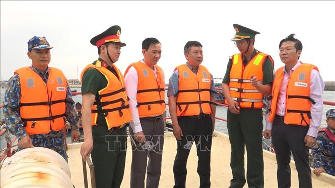 Phó Chủ tịch UBND thành phố Hải Phòng Trần Văn Quân hỏi thăm, động viên lực lượng tham gia cứu nạn. Ảnh: TTXVN phát.
