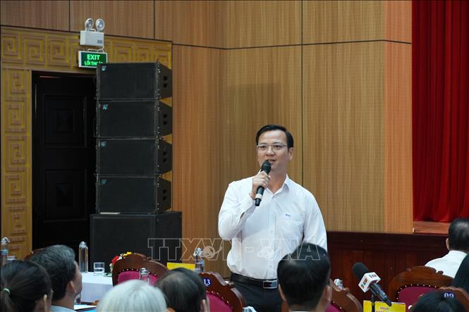 Lãnh đạo Sở Xây dựng Đà Nẵng trả lời ý kiến kiến nghị của người lao động. Ảnh: Anh Dũng – TTXVN