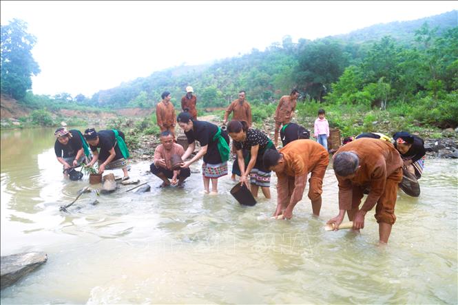 Ngay sau đêm xuất hiện tiếng sấm đầu tiên, sáng hôm sau người dân trong bản cùng nhau mang các vật dụng sinh hoạt hằng ngày ra suối Nậm Ngân để thực hiện nghi thức “rửa xui”. Ảnh: Xuân Tiến - TTXVN 