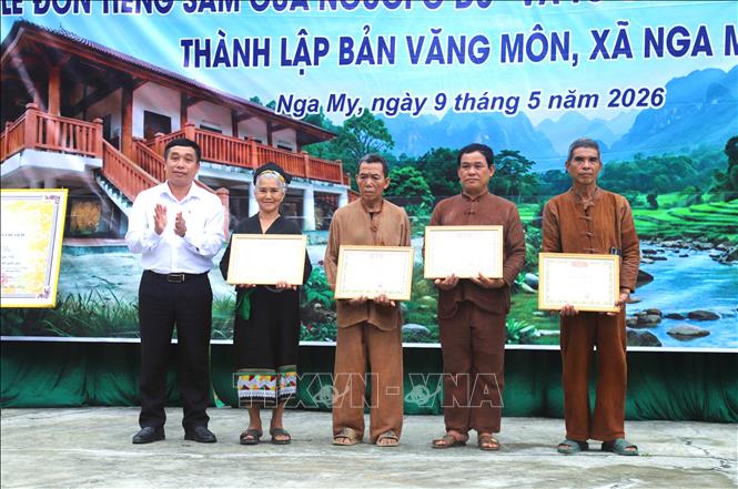 Ông Lô Khăm Kha, Chủ tịch UBND xã Nga My, tỉnh Nghệ An trao giấy khen cho 4 cá nhân trong bản Văng Môn đã có thành tích xuất sắc trong việc bảo tồn những giá trị văn hóa của dân tộc Ơ Đu trong 20 năm qua. Ảnh: Xuân Tiến - TTXVN 