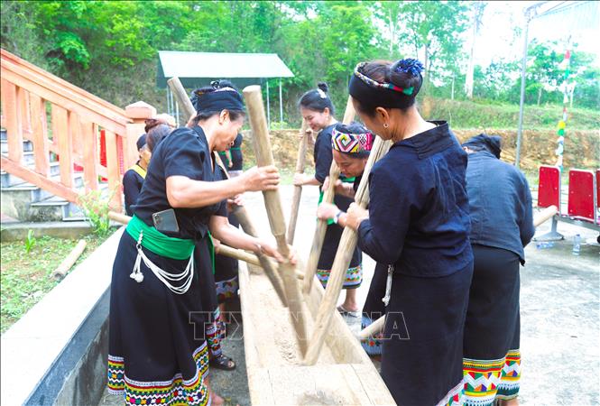 Phụ nữ Ơ Đu chơi “khắc luống” - nhạc cụ truyền thống của đồng bào Ơ Đu trong ngày diễn ra Lễ đón tiếng sấm đầu năm. Ảnh: Xuân Tiến - TTXVN 