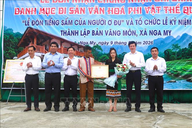 Đại diện lãnh đạo MTTQ tỉnh, Sở Văn hóa, Thể thao và Du lịch tỉnh Nghệ An trao Bằng công nhận Tập quán xã hội và tín ngưỡng “Lễ đón tiếng sấm của người Ơ Đu” là Danh mục Di sản văn hóa phi vật thể quốc gia của Bộ VHTTDL cho UBND xã Nga My. Ảnh: Xuân Tiến - TTXVN 