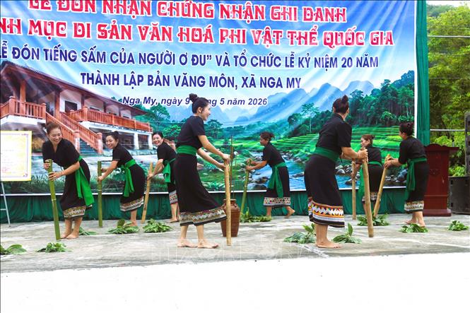 Trong những ngày diễn ra lễ đón tiếng sấm đầu năm, tiếng nhạc cụ làm từ tre nứa vang lên rộn ràng khắp bản làng. Người dân cùng nhau múa, ca hát và vui chơi trong không khí đoàn kết, đầm ấm. Ảnh: Xuân Tiến - TTXVN 
