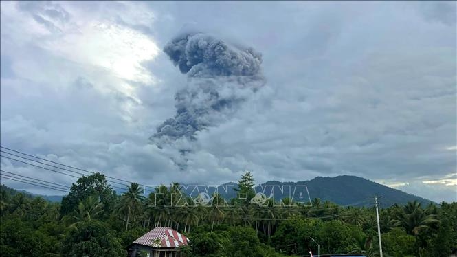 Tro bụi phun lên từ núi lửa Dukono ở Bắc Maluku, Indonesia. Ảnh: THX/TTXVN
