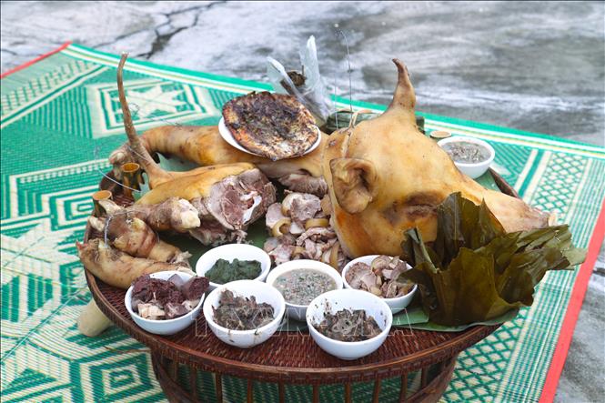 Mâm cúng thần Sấm được chuẩn bị công phu với các món ăn truyền thống mang đậm hương vị núi rừng. Tất cả đều là lễ vật do người dân cùng đóng góp để bày tỏ lòng biết ơn tổ tiên và cầu mong mưa thuận gió hòa, mùa màng tốt tươi, bản làng no ấm. Ảnh: Xuân Tiến - TTXVN 
