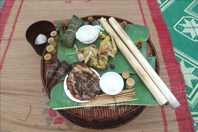 Mâm lễ cúng bản, cúng tổ tiên và cúng vía cho dân bản với lễ vật gồm gà luộc, xôi nếp, cơm lam, rượu trắng, moọc cá.... Ảnh: Xuân Tiến - TTXVN 
