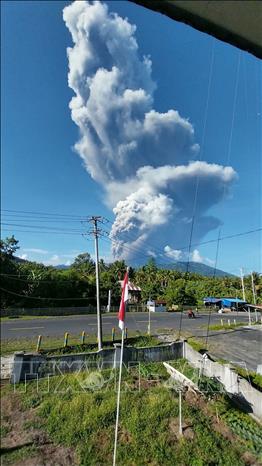 Tro bụi phun lên từ núi lửa Dukono ở Bắc Maluku, Indonesia. Ảnh: THX/TTXVN