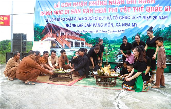 Sau nghi lễ cúng thần Sấm, thần linh, tổ tiên, cũng bản, người dân Ơ Đu bản Văng Môn (xã Nga My, tỉnh Nghệ An) bước vào nghi thức buộc cột chỉ cổ tay để chúc phúc, mong cầu sức khỏe, may mắn. Ảnh: Xuân Tiến - TTXVN 
