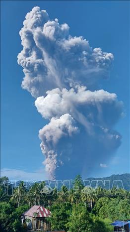 Tro bụi phun lên từ núi lửa Dukono ở Bắc Maluku, Indonesia. Ảnh: THX/TTXVN