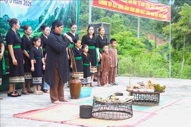 Trong Lễ đón tiếng sấm đầu năm, thầy mo là người khấn nguyện, đóng vai trò cầu nối giữa các thần linh và người dân trong bản. Ảnh: Xuân Tiến - TTXVN 