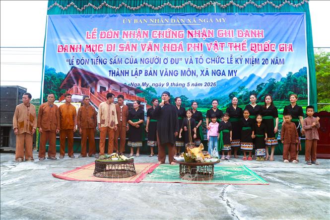 Thầy mo và các già làng, trưởng bản, người có uy tín cùng đông đảo người dân thực hiện nghi thức khấn nguyện trong Lễ đón tiếng sấm đầu năm. Ảnh: Xuân Tiến - TTXVN 